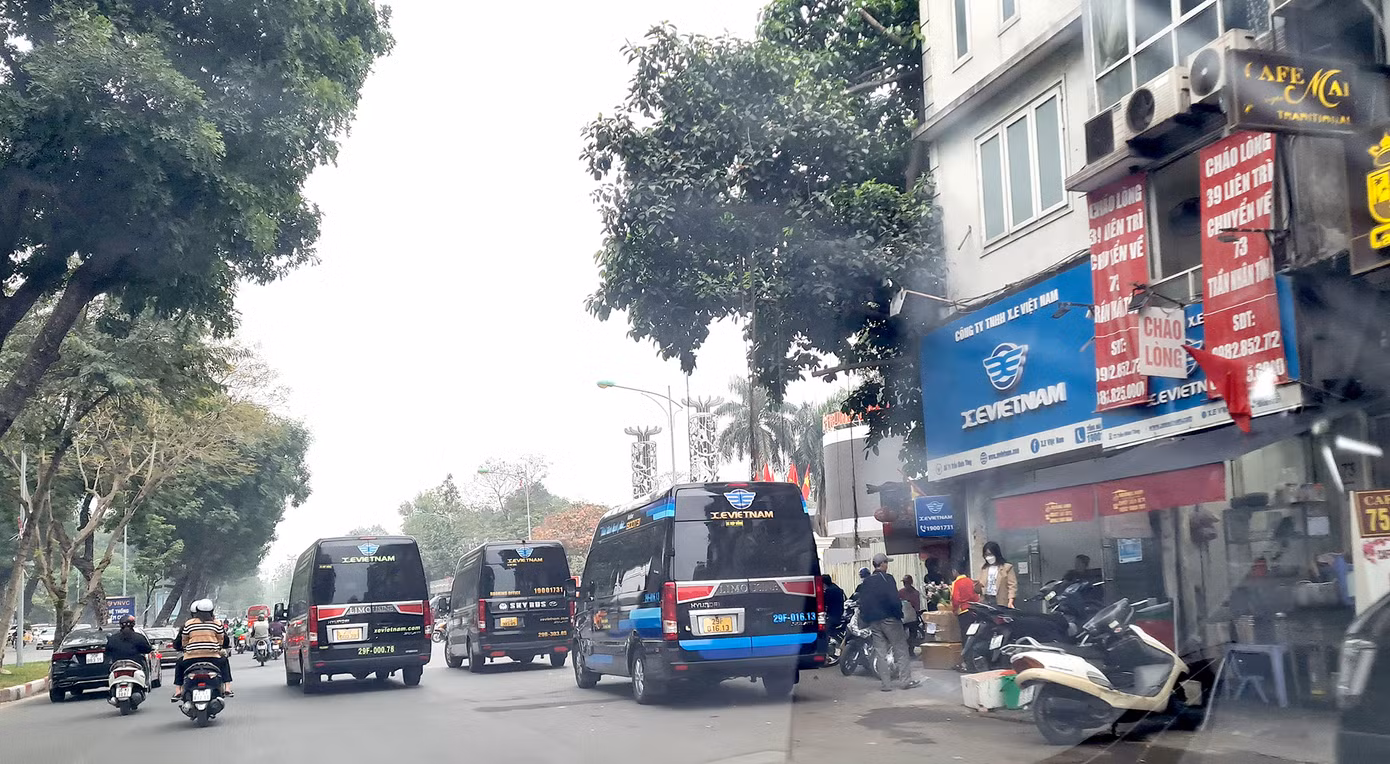 Đề xuất cấm xe hợp đồng, xe du lịch đón/trả khách tại văn phòng, tại điểm cố định trong 3 ngày liên tục, hoặc 10 ngày trong 1 tháng, thay vì tính theo tỷ lệ như hiện hành.
