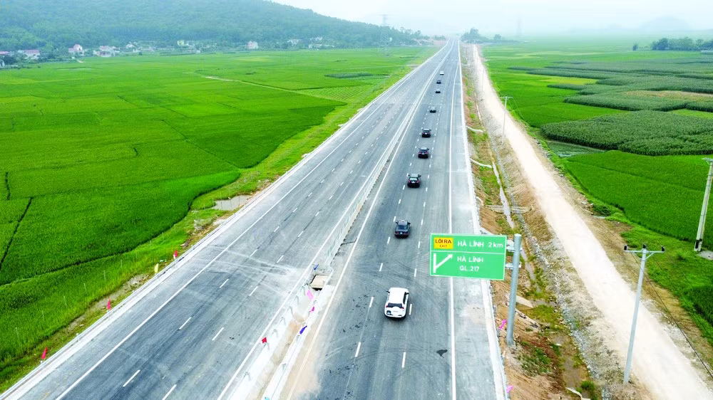 Tới nay, 8/11 dự án thành phần cao tốc Bắc - Nam giai đoạn 1 đã đưa vào khai thác, dự kiến toàn bộ dự án sẽ thông tuyến vào giữa năm sau. (Ảnh cao tốc Mai Sơn - Quốc lộ 45). Tới nay, 8/11 dự án thành phần cao tốc Bắc - Nam giai đoạn 1 đã đưa vào khai thác, dự kiến toàn bộ dự án sẽ thông tuyến vào giữa năm sau. (Ảnh cao tốc Mai Sơn - Quốc lộ 45).
