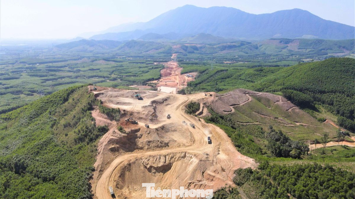 Thi công dự án thành phần cao tốc Vũng Áng - Bùng thuộc cao tốc Bắc - Nam giai đoạn 2 (Ảnh: Cảnh Huệ). Thi công dự án thành phần cao tốc Vũng Áng - Bùng thuộc cao tốc Bắc - Nam giai đoạn 2 (Ảnh: Cảnh Huệ).