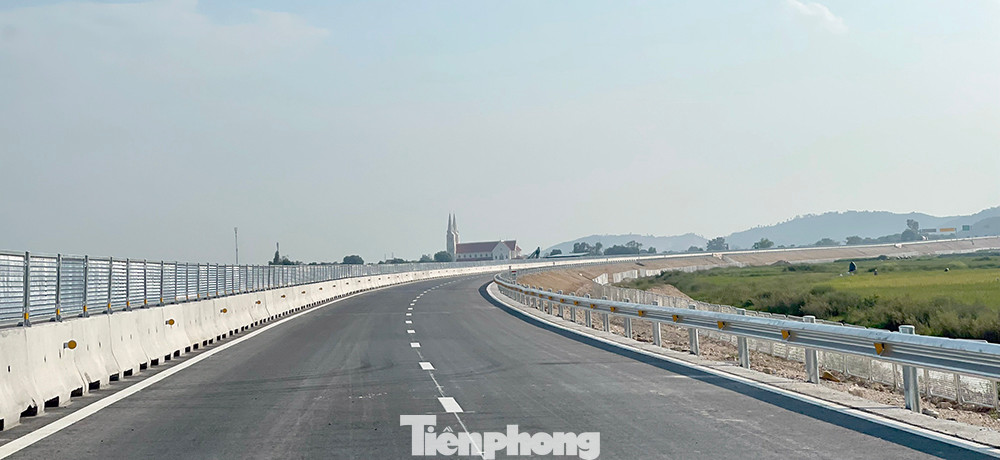 Xe ô tô theo hướng Bắc - Nam, từ cao tốc Mai Sơn - Quốc lộ 45, phương tiện đi thẳng vào cao tốc Quốc lộ 45 - Nghi Sơn nhập vào dự án Nghi Sơn - Diễn Châu đến nút giao Diễn Cát (cuối tuyến) ra Quốc lộ 7 để đi Quốc lộ 1A.