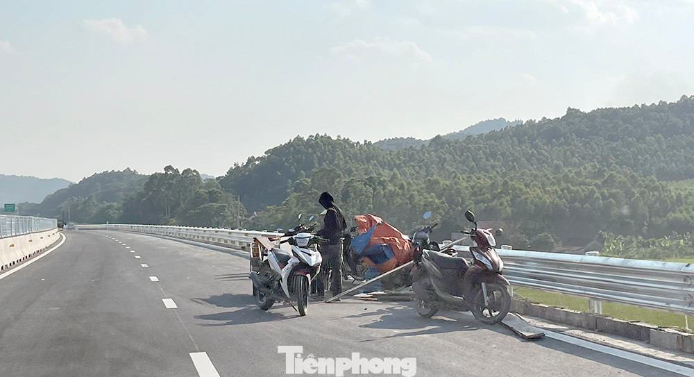 Chiều 31/8, công nhân vẫn tập trung hoàn thiện một số hạng mục dở dang để đảm bảo điều kiện khai thác tạm từ ngày 1/9.