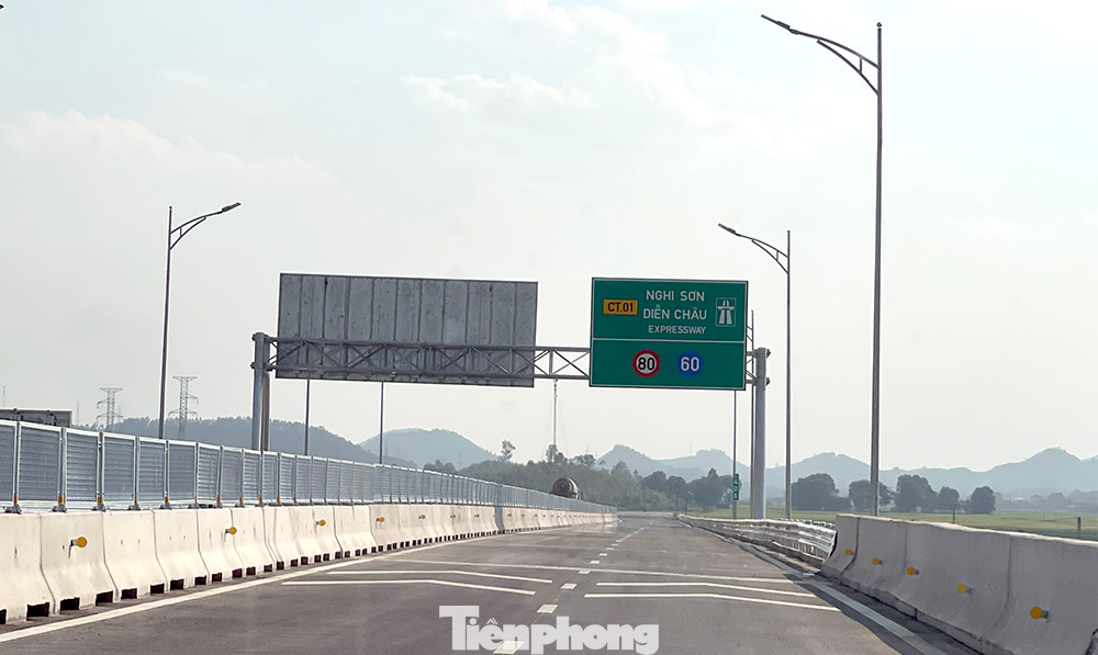 Từ ngày 1/9 tới hết dịp nghỉ lễ Quốc khánh, ô tô con dưới 12 chỗ ngồi, xe khách, xe tải dưới 10 tấn được lưu thông tạm trên cao tốc Quốc lộ 45 - Nghi Sơn - Diễn Châu, với tốc độ tối đa 80km/h, tối thiểu 60 km/h.