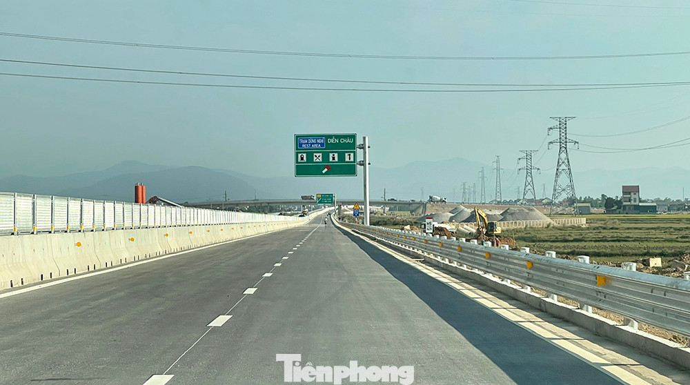 Mới đưa vào khai thác tạm, nên trên tuyến cao tốc từ Mai Sơn - Diễn Châu vẫn chưa có trạm dừng nghỉ, người tham gia giao thông cần chú ý quan sát, theo dõi và chấp hành nghiêm mọi hướng dẫn, chỉ dẫn, điều tiết của lực lượng chức năng để đảm bảo lưu thông an toàn, tránh ùn tắc giao thông.