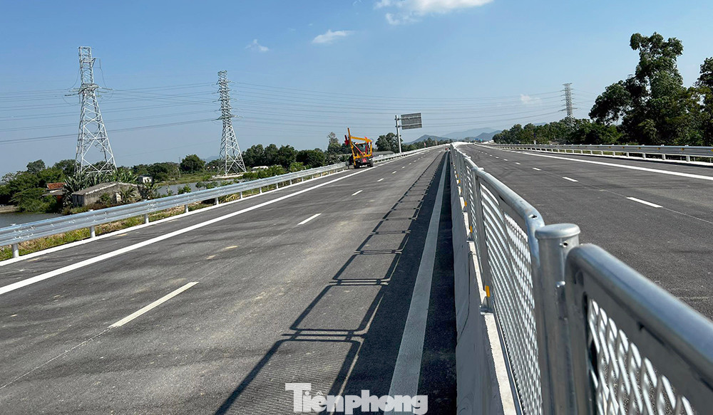 Dự án thành phần cao tốc Quốc lộ 45 - Nghi Sơn dài hơn 43km, với 2 nút giao, là nút Vạn Thiện (để kết nối với Quốc lộ 45 đoạn qua huyện Nông Cống, Thanh Hoá), và nút giao Nghi Sơn để nối vào đường Nghi Sơn - Bãi Trành. Dự án có tổng mức đầu tư hơn 5.500 tỷ đồng, từ vốn ngân sách nhà nước.