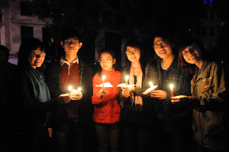 Các bạn trẻ cùng hưởng ứng Giờ Trái đất