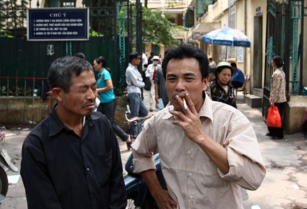 ... Trước cổng bệnh viện K trên phố Quán Sứ