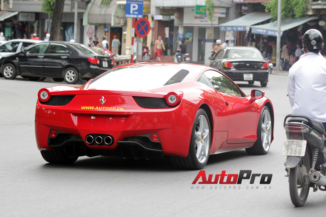 Người dân Hà Nội được dịp chứng kiến siêu xe xuất hiện cùng ca sĩ Tuấn hưng 