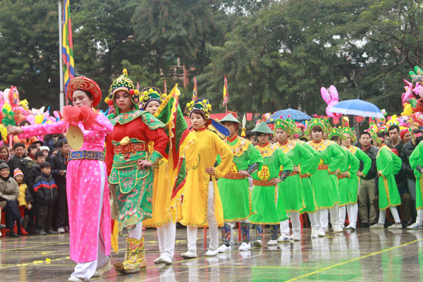 Dàn quân cờ trên sân đấu