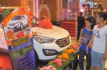 Dứ đôla và xe hơi đời mới là cách chiêu dụ, kích thích sự ham hố của nhà cái với con bạc