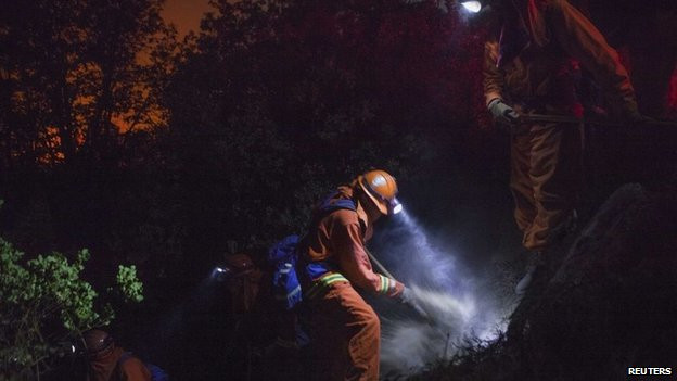 Công tác chữa cháy đang được tăng cường với khoảng 2.800 nhân viên cứu hỏa. Công tác chữa cháy đang được tăng cường