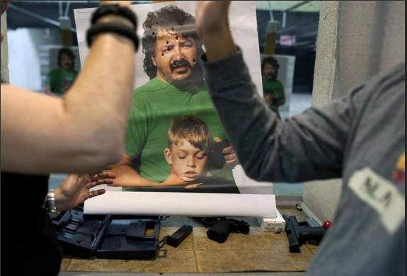 Các giáo viên vui mừng sau khi thực hiện thành công các thao tác bắn trúng đầu tay súng 