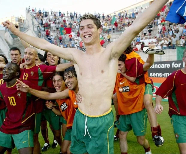 Vóc dáng gầy gò của Ronaldo trong những năm đầu thi đấu chuyên nghiệp Vóc dáng gầy gò của Ronaldo trong những năm đầu thi đấu chuyên nghiệp