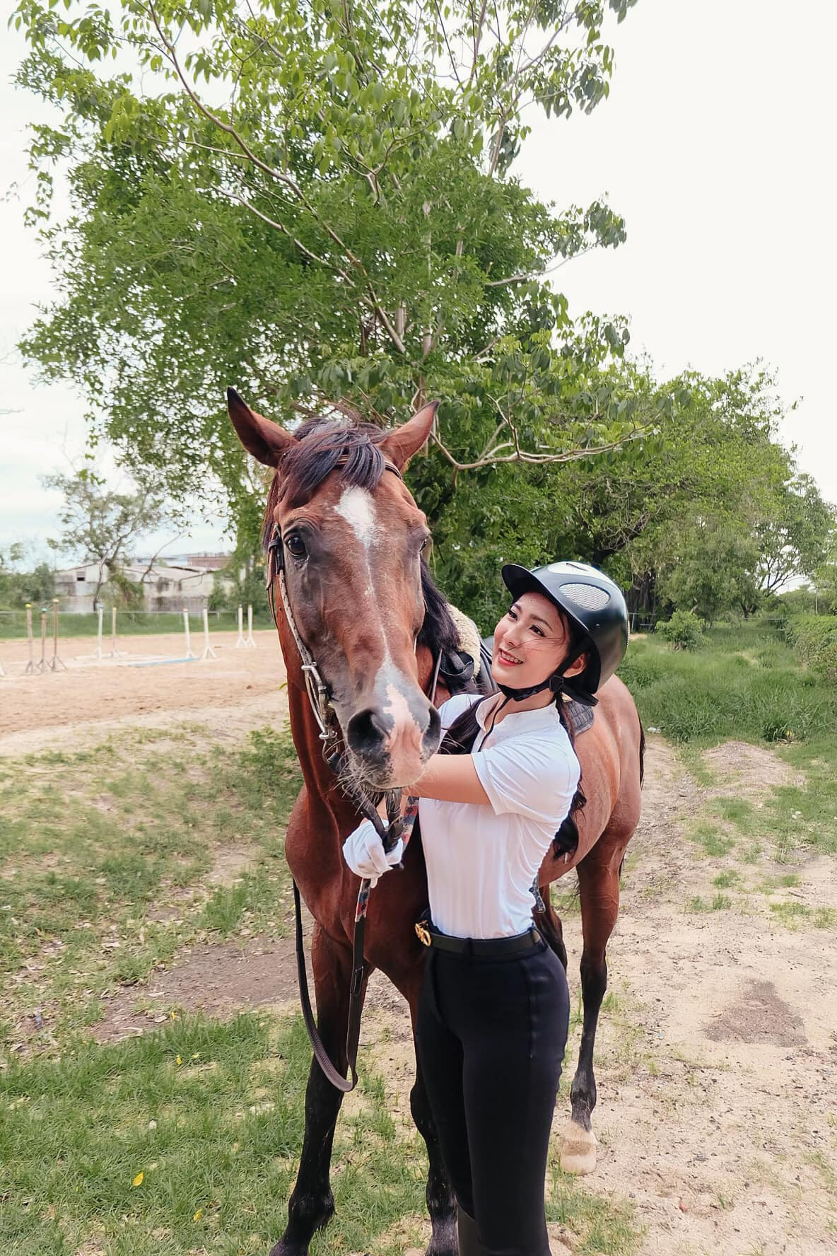 Bên cạnh niềm đam mê bóng đá và vẻ ngoài xinh xắn, Sujitra Tabtong cũng có năng khiếu với môn cưỡi ngựa. Bên cạnh niềm đam mê bóng đá và vẻ ngoài xinh xắn, Sujitra Tabtong cũng có năng khiếu với môn cưỡi ngựa.