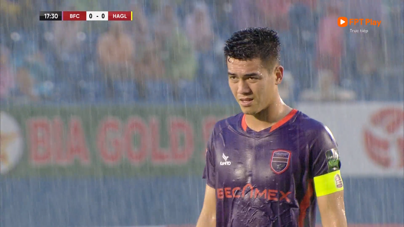 Trời mưa nặng hạt ảnh hưởng nhiều đến chất lượng trận đấu.