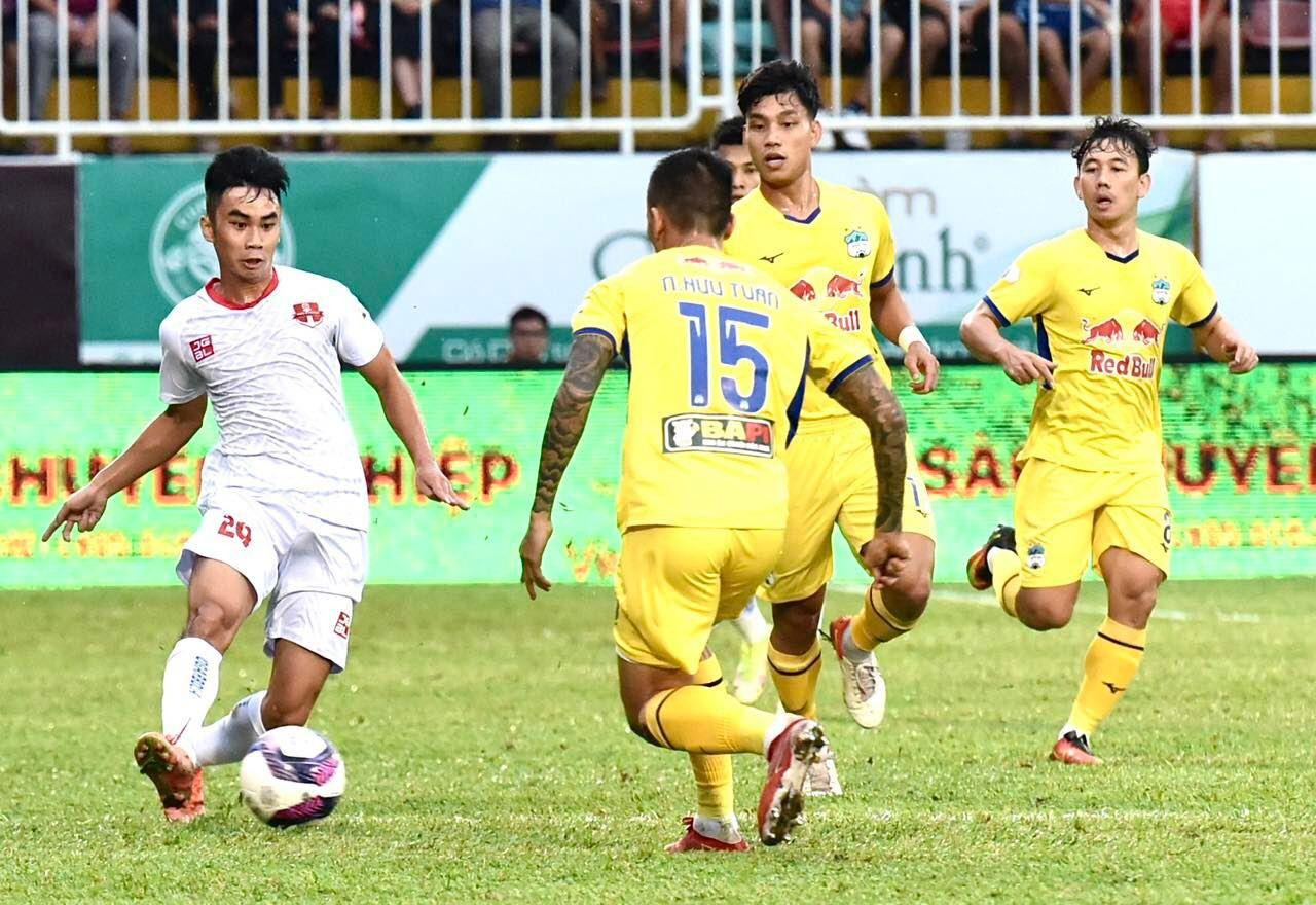 HAGL và Hải Phòng thi đấu rất quyết liệt. Ảnh: Anh Đức