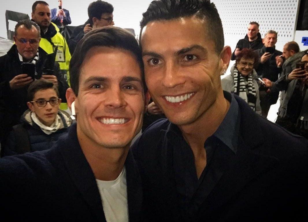 Ronaldo và nhà báo thân thiết với nhau.