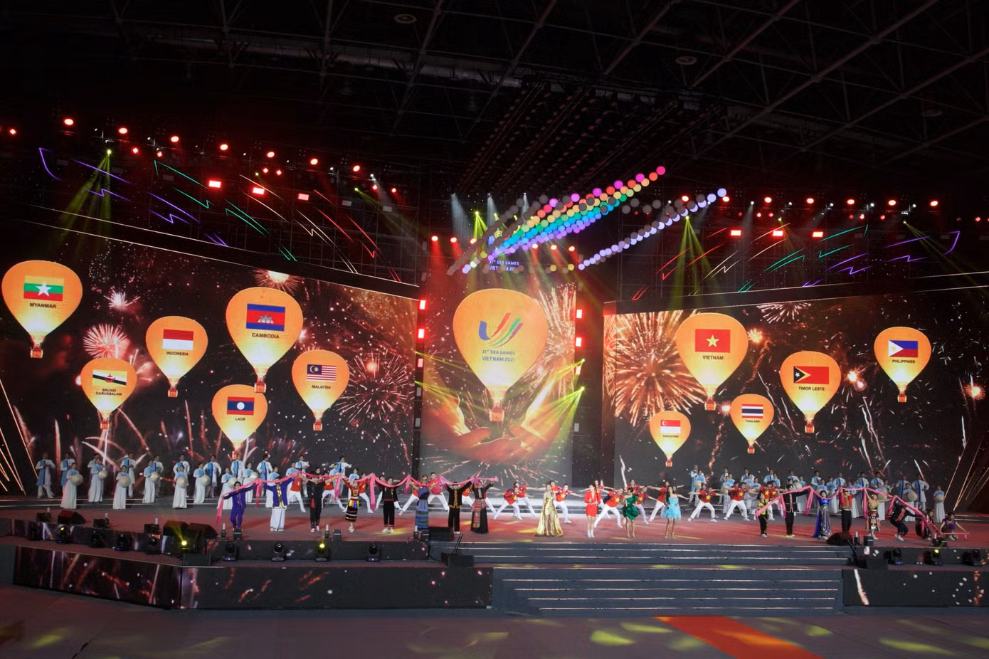 Trực tiếp Lễ bế mạc SEA Games 31: Tạm biệt Việt Nam, xin chào Campuchia 2023-SEA Games 32 ảnh 37