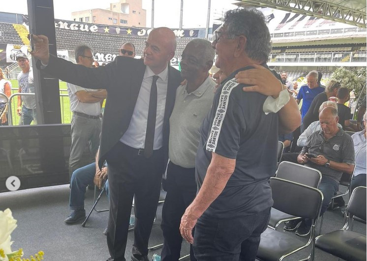 Chủ tịch FIFA Gianni Infantino cầm điện thoại chụp cùng các đồng đội cũ của Pele.
