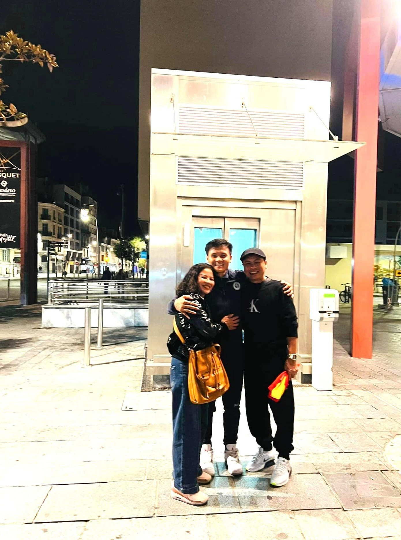 Quang Hải và bố mẹ.