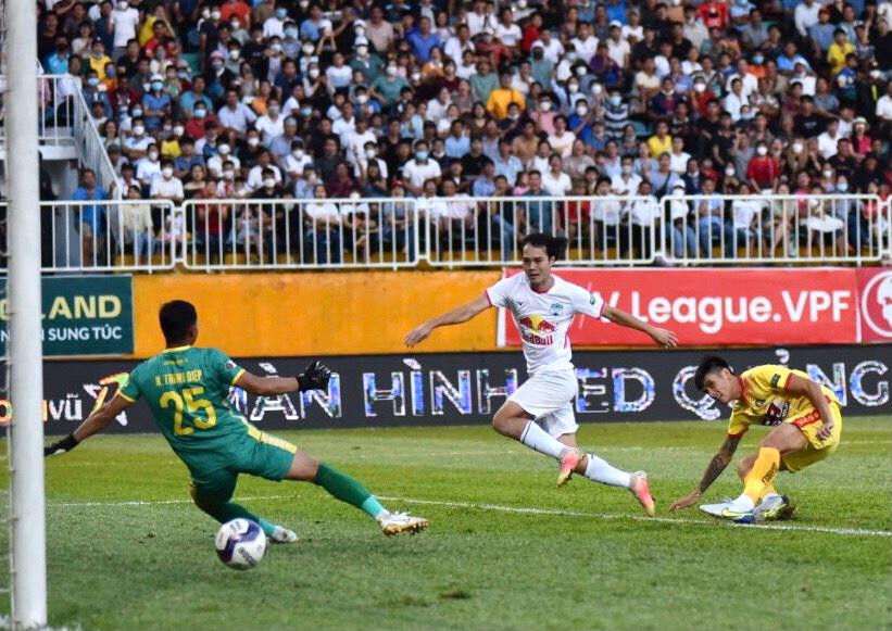 Văn Toàn ghi bàn vào lưới Thanh Hóa. Ảnh: Tiến Hồ