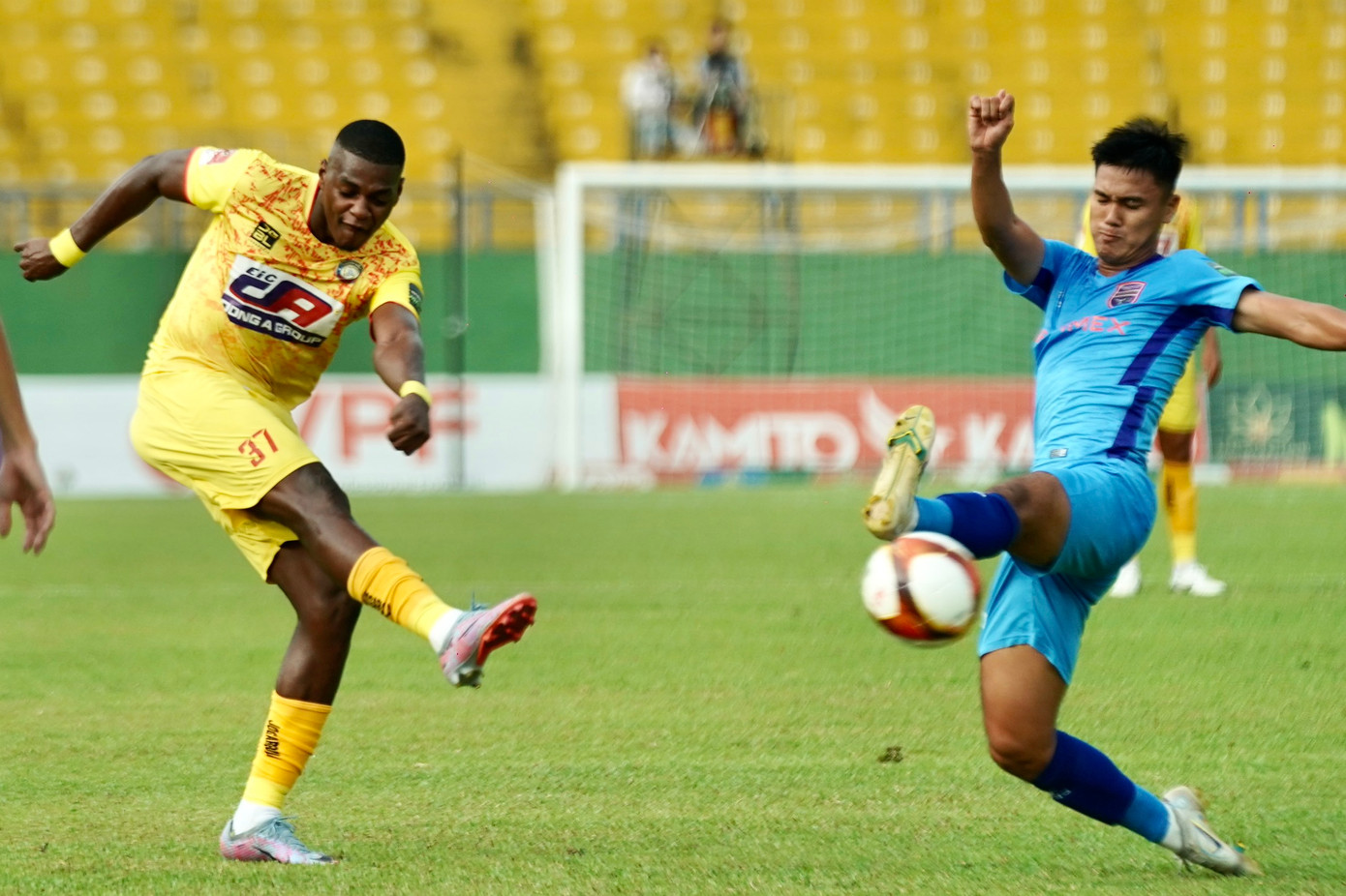 Chia điểm trên sân Bình Dương, Thanh Hóa duy trì mạch bất bại ảnh 9