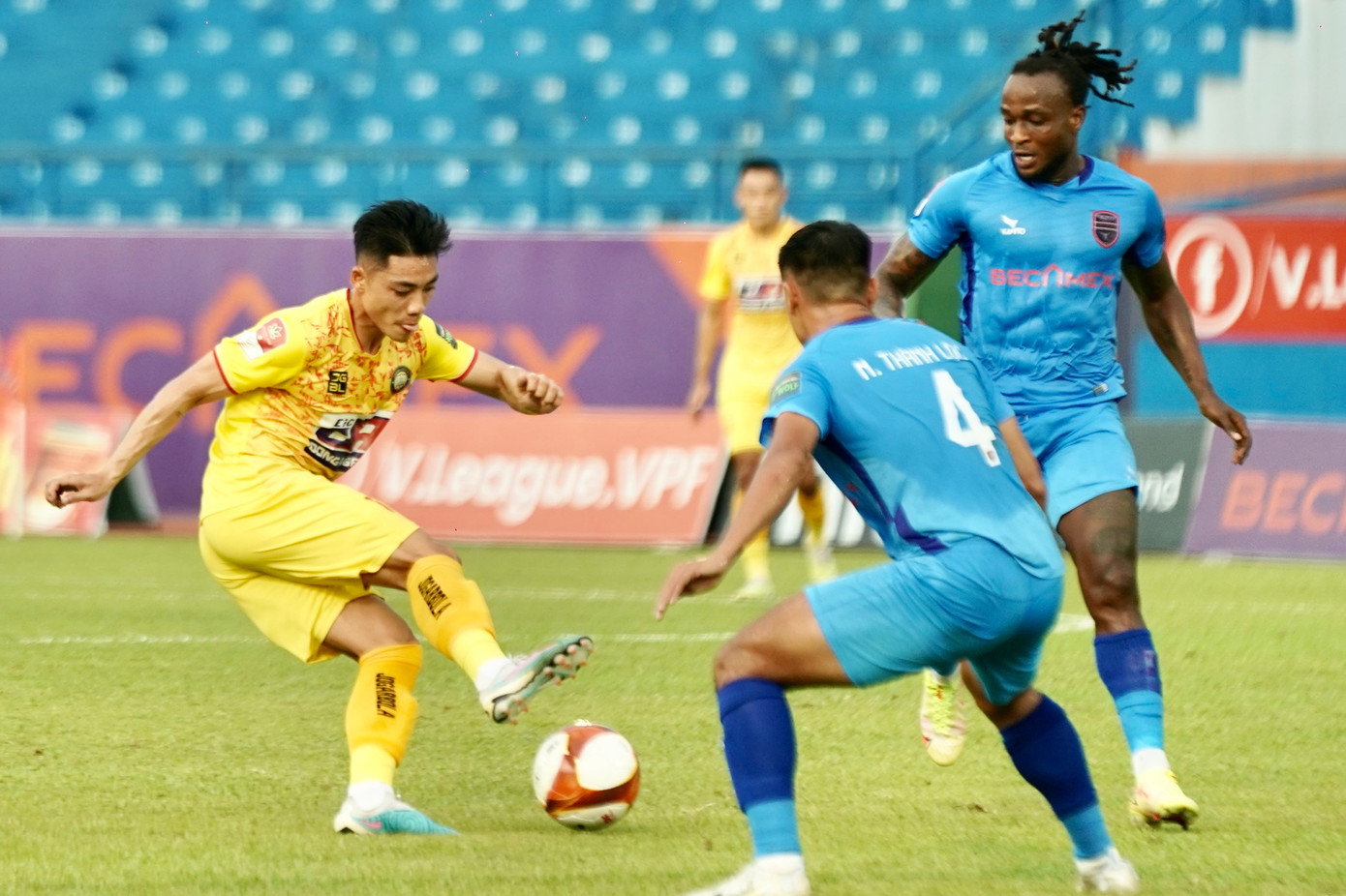 Chia điểm trên sân Bình Dương, Thanh Hóa duy trì mạch bất bại ảnh 8