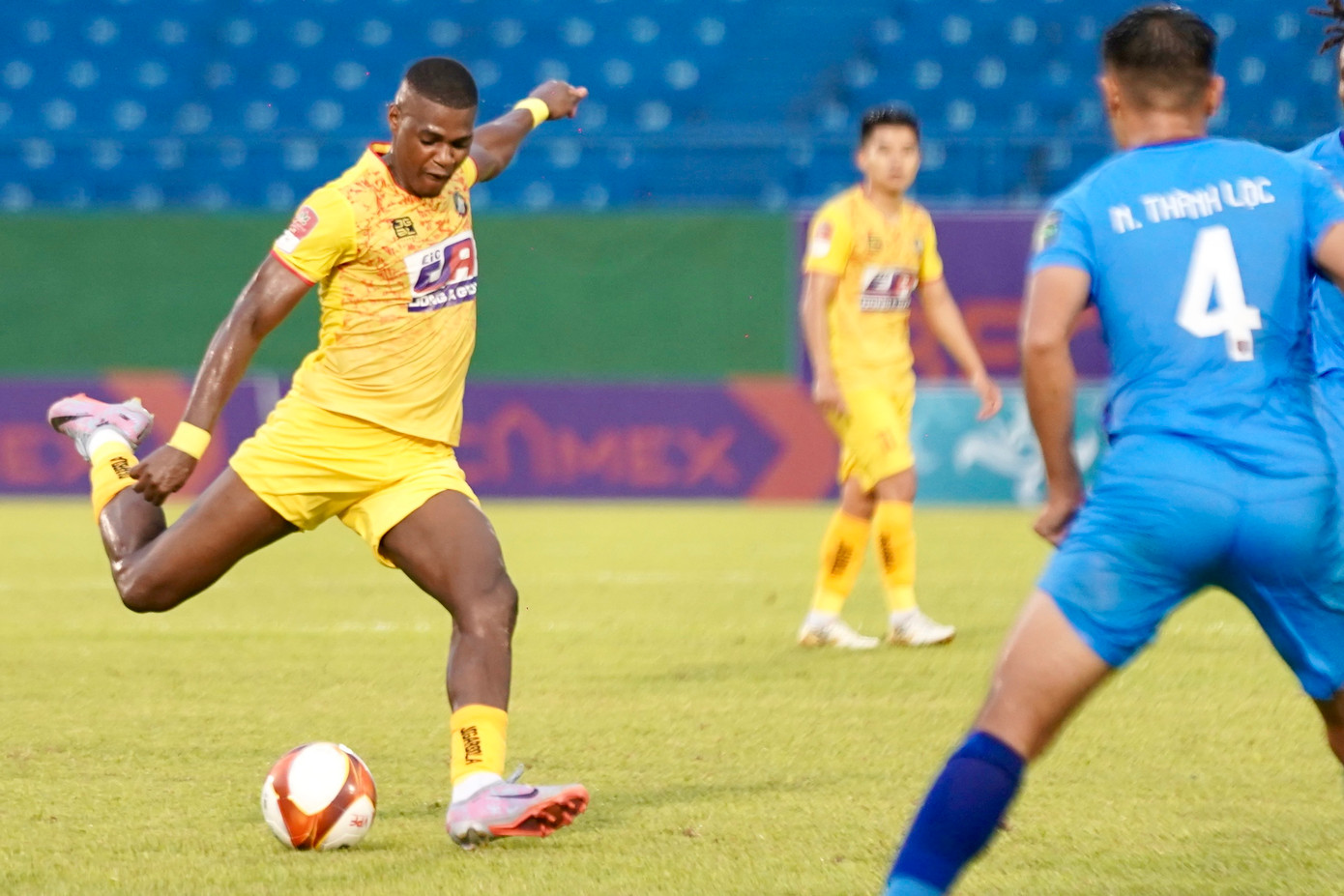 Chia điểm trên sân Bình Dương, Thanh Hóa duy trì mạch bất bại ảnh 13