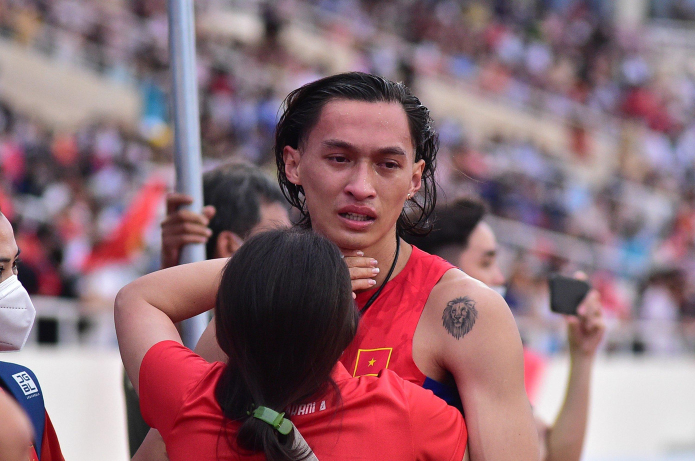 Nhật Hoàng khóc nức nở trong vòng tay của mẹ