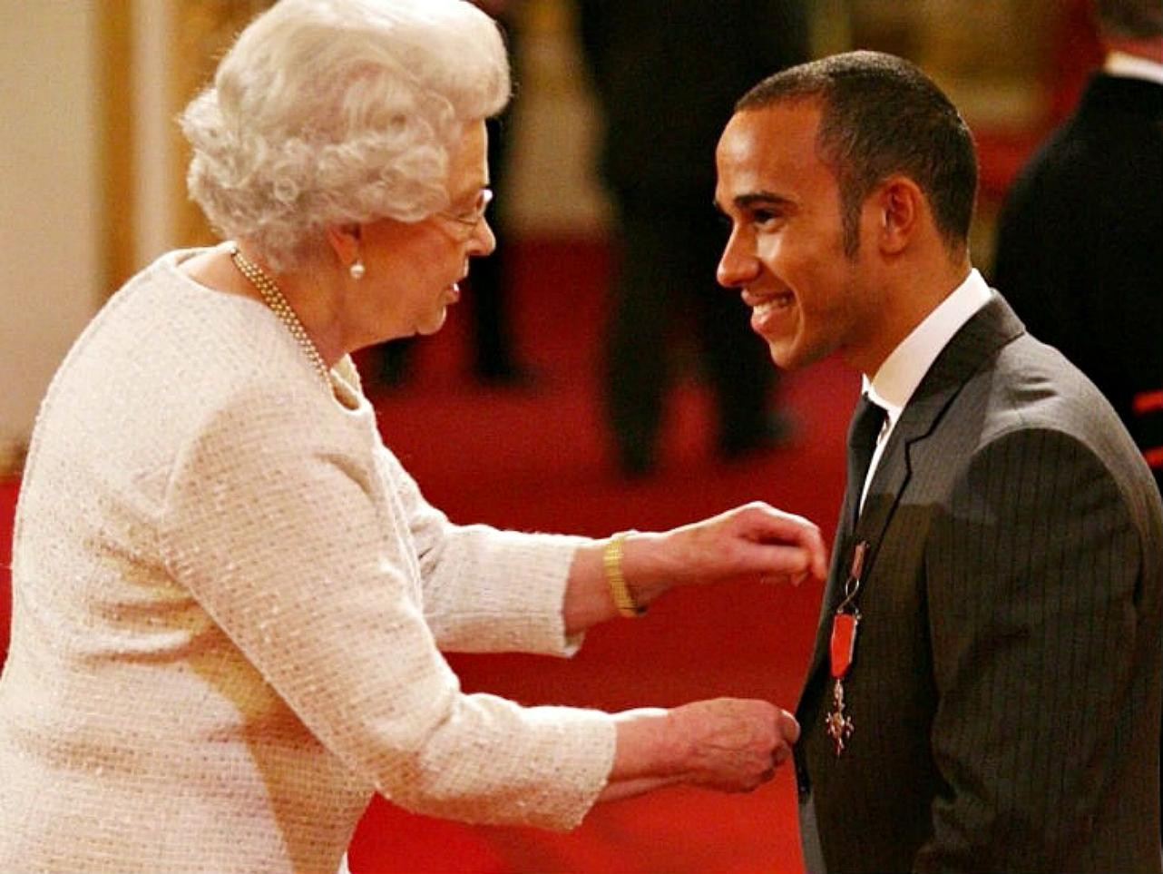 Tay đua Lewis Hamilton là một trong những người gần nhất được Nữ hoàng Elizabeth phong tước hiệp sĩ.