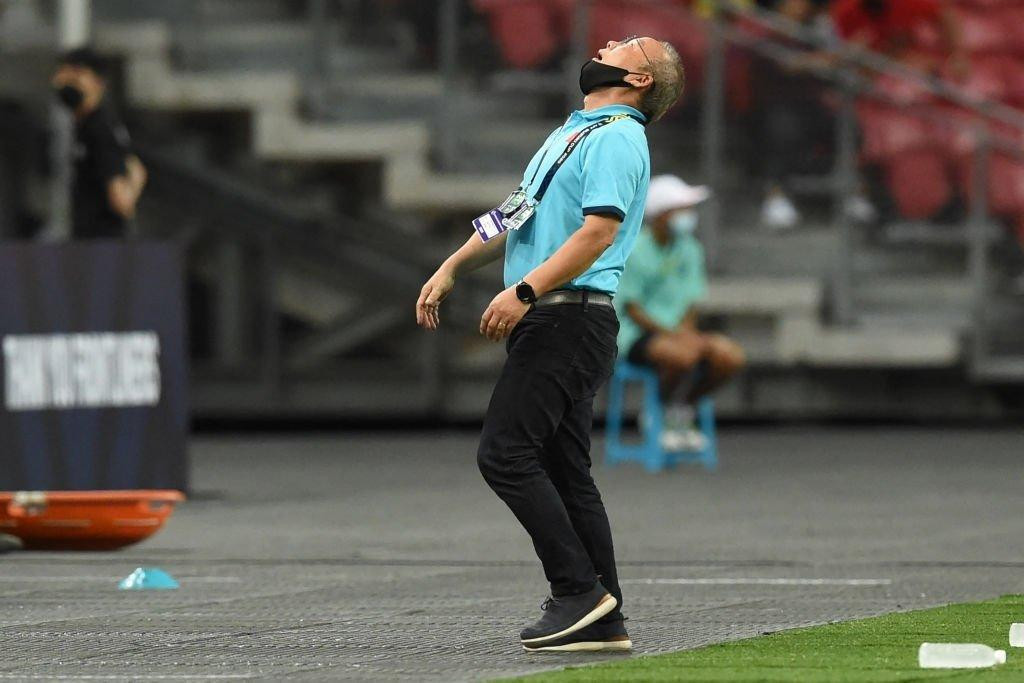 Thầy trò HLV Park Hang-seo bị thủng lưới trong một tình huống mải mê tấn công. Bàn thắng thứ hai của Thái Lan là hệ quả tất yếu vào thời điểm ĐT Việt Nam đang bị choáng váng vì bàn thua đầu tiên.