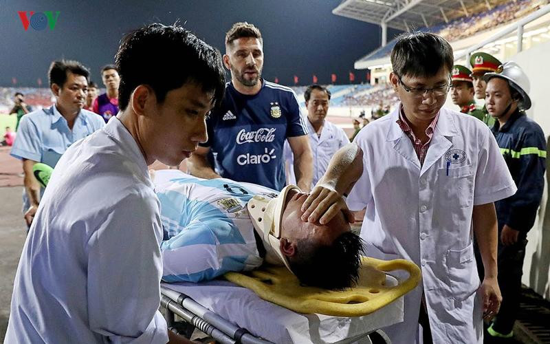 Lautaro Martinez phải nhập viện cấp cứu sau khi va chạm với Đình Khương và Minh Long. Ảnh: VOV