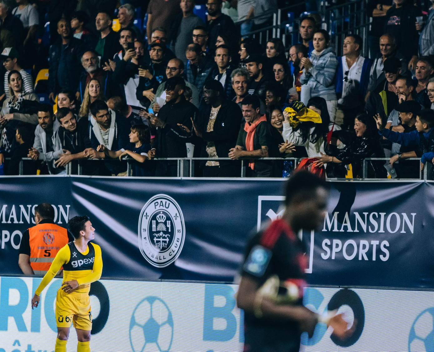 Quang Hải đến chung vui cùng gia đình.