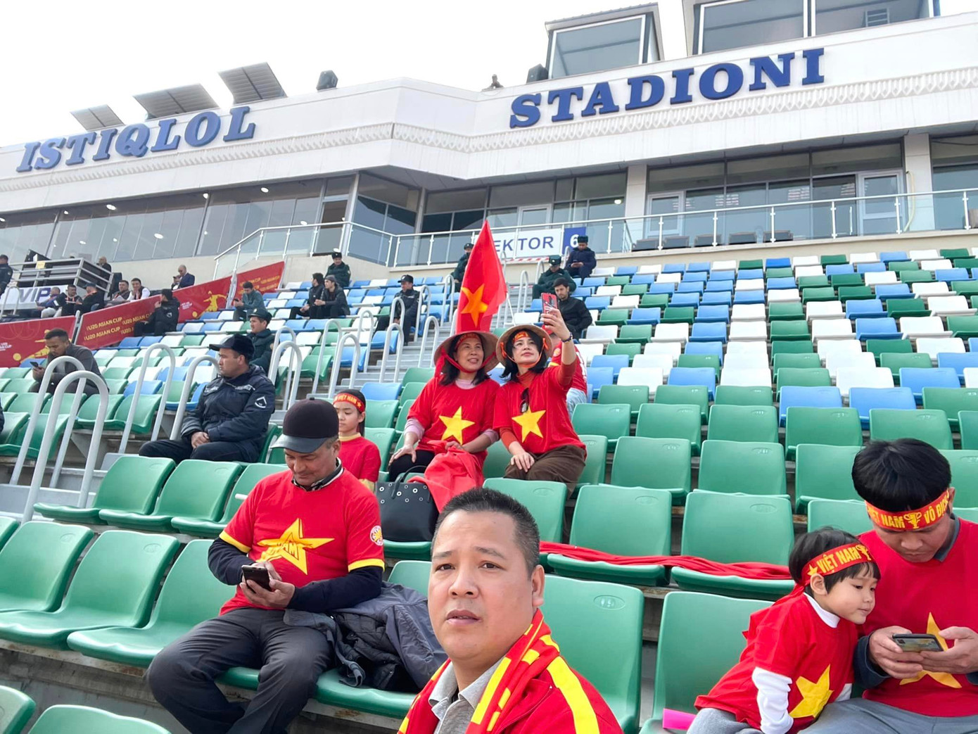 8 người Việt Nam, gồm cả 2 trẻ em, cũng đi xe ô tô 400 km từ thủ đô Taskent đến tận nơi U20 Việt Nam thi đấu.