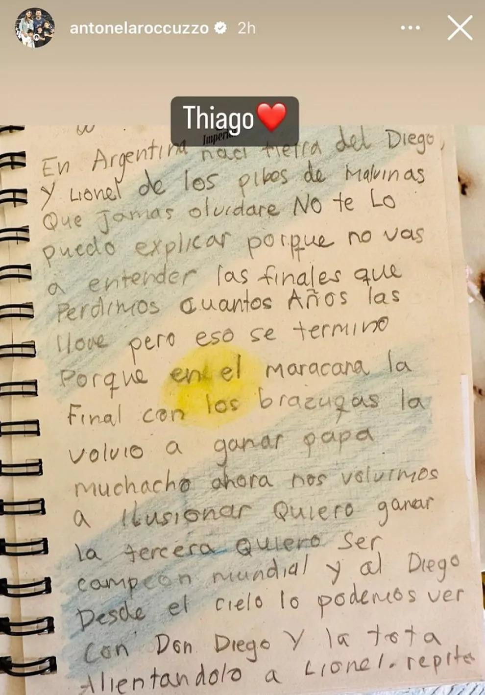 Bản viết tay lời bài hát 'Muchachos' của con trai Messi. Bản viết tay lời bài hát 'Muchachos' của con trai Messi.