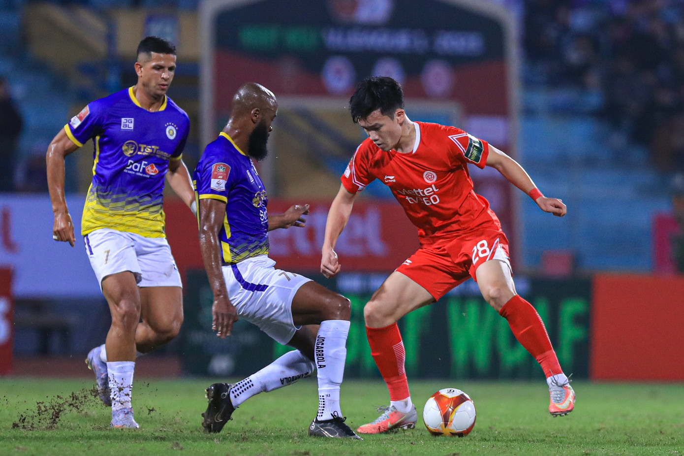 Derby thủ đô bất phân thắng bại, Danh Trung giúp Viettel giật lại 1 điểm từ tay Hà Nội FC ảnh 6 Derby thủ đô bất phân thắng bại, Danh Trung giúp Viettel giật lại 1 điểm từ tay Hà Nội FC ảnh 6