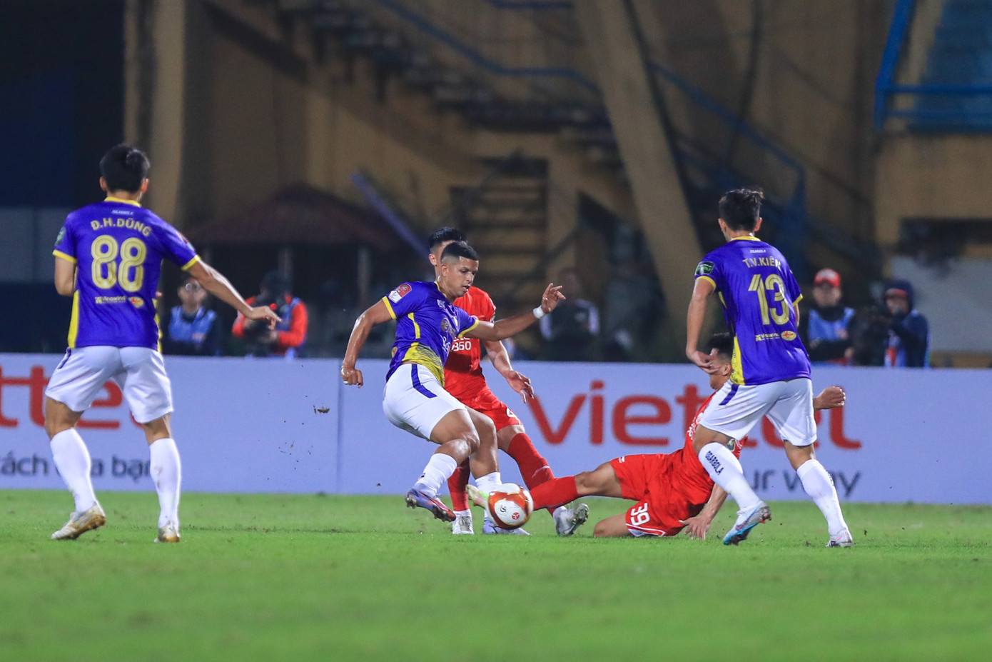 Derby thủ đô bất phân thắng bại, Danh Trung giúp Viettel giật lại 1 điểm từ tay Hà Nội FC ảnh 4 Derby thủ đô bất phân thắng bại, Danh Trung giúp Viettel giật lại 1 điểm từ tay Hà Nội FC ảnh 4