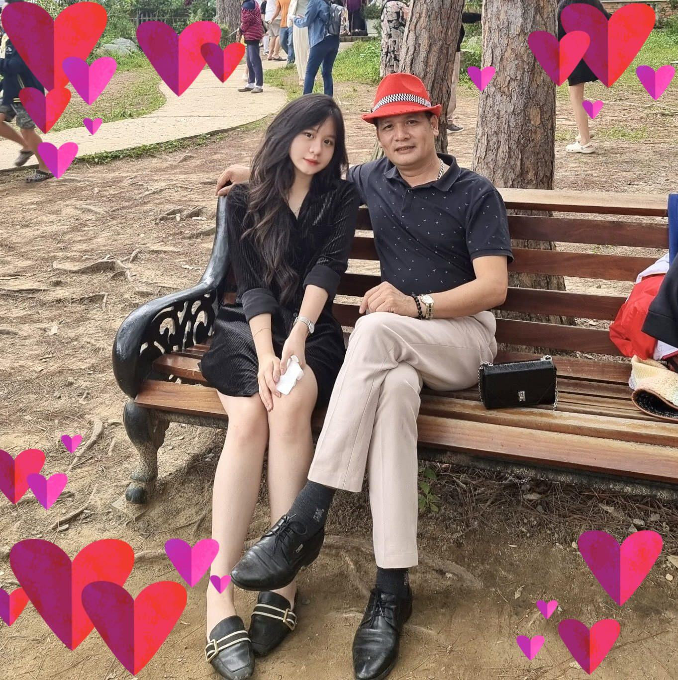 Nguyễn Thiên Ngân và người cha luôn hết lòng vì sự nghiệp cờ vua của em.