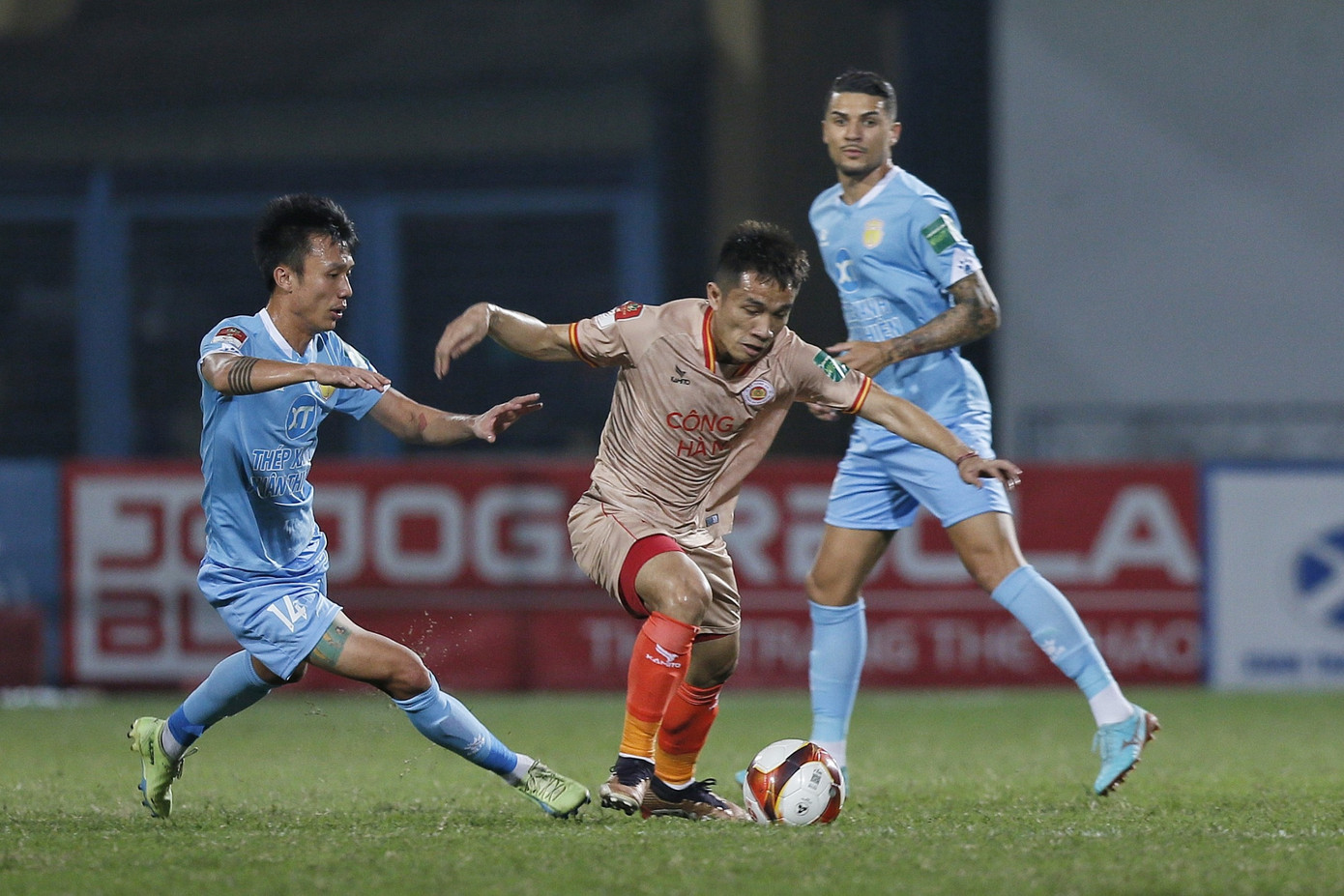 Bị CAHN đánh bại 4-0, Thép xanh Nam Định dứt mạch bất bại ảnh 2 Bị CAHN đánh bại 4-0, Thép xanh Nam Định dứt mạch bất bại ảnh 2