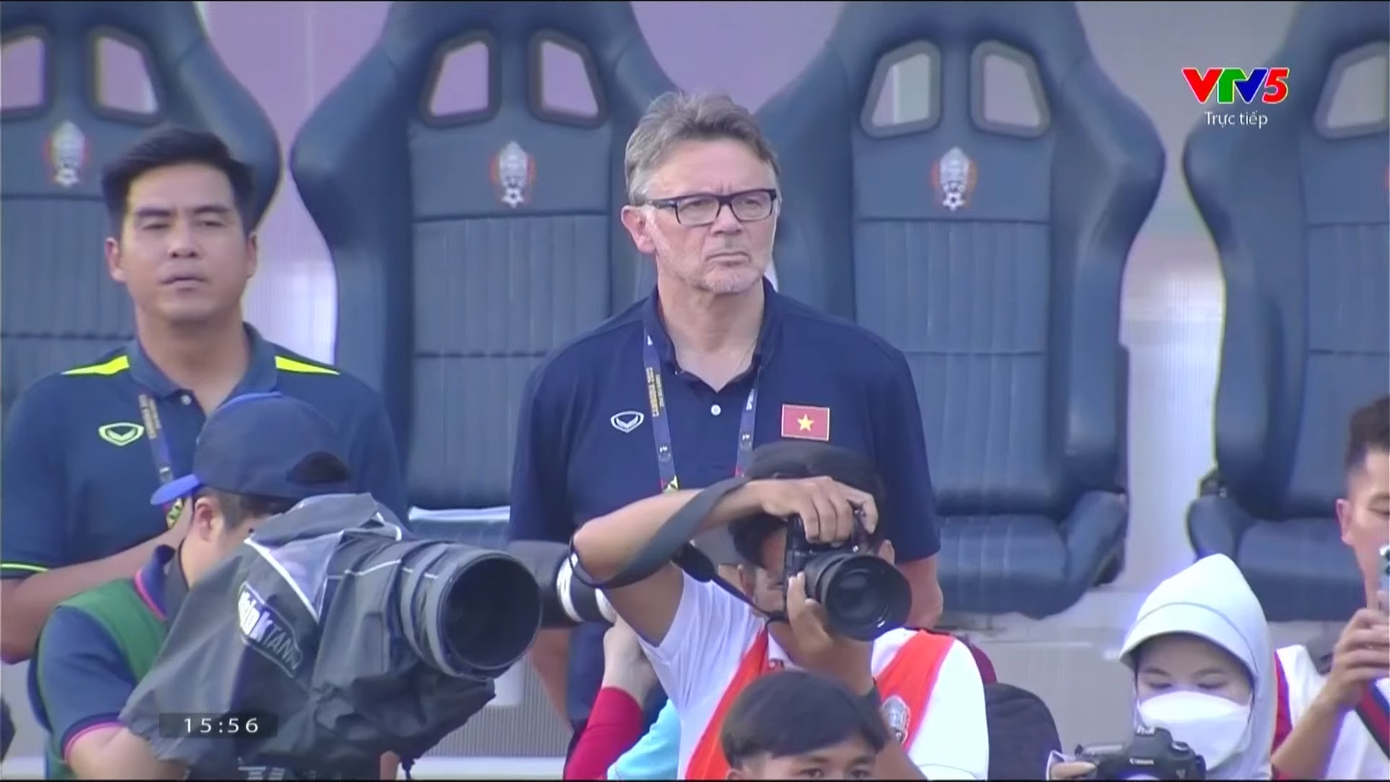 Thủng lưới phút bù giờ, U22 Việt Nam bại trận trước 10 cầu thủ U22 Indonesia ảnh 52