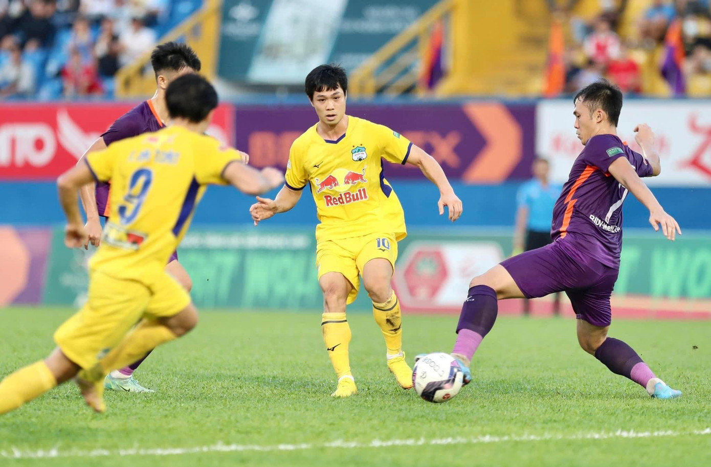 Công Phượng thi đấu năng nổ nhưng không hiệu quả. Ảnh: Hữu Phạm