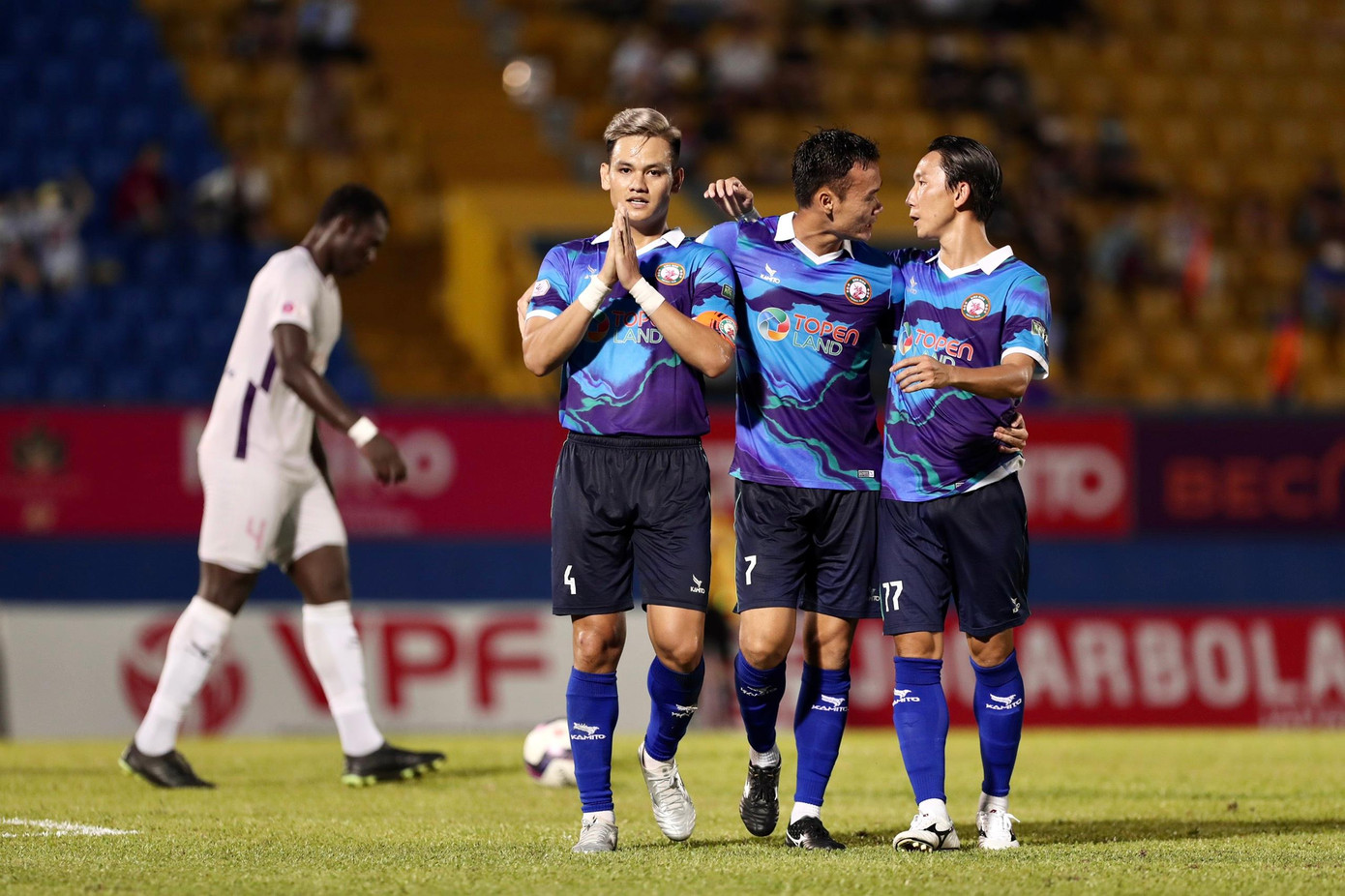 Hồ Tấn Tài từ chối ăn mừng sau khi ghi bàn vào lưới đội bóng cũ Bình Dương. Ảnh: Hữu Phạm Hồ Tấn Tài từ chối ăn mừng sau khi ghi bàn vào lưới đội bóng cũ Bình Dương. Ảnh: Hữu Phạm