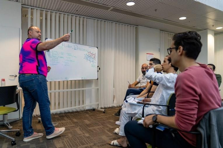 Alan March, một trong những người tham gia giảng dạy. Alan March, một trong những người tham gia giảng dạy.