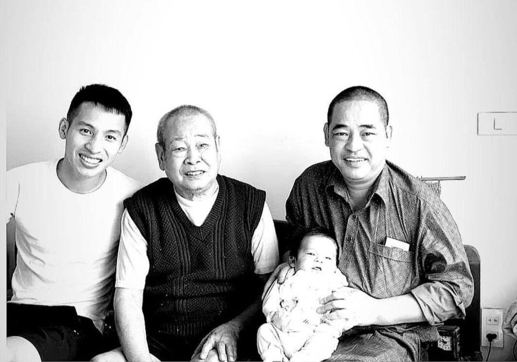 Hùng Dũng cùng bố và ông nội. Hùng Dũng cùng bố và ông nội.