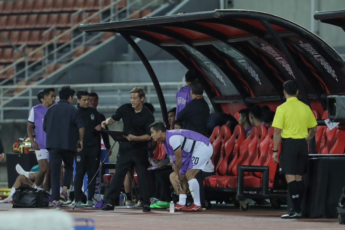 HLV Honda chỉ đạo các cầu thủ Campuchia.