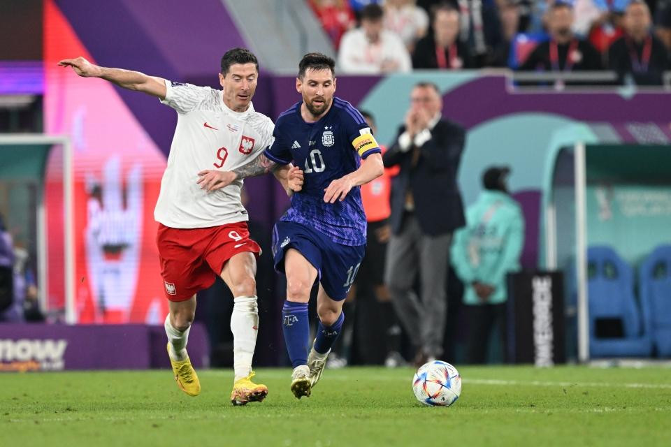 Lewandowski phạm lỗi với Messi. Lewandowski phạm lỗi với Messi.