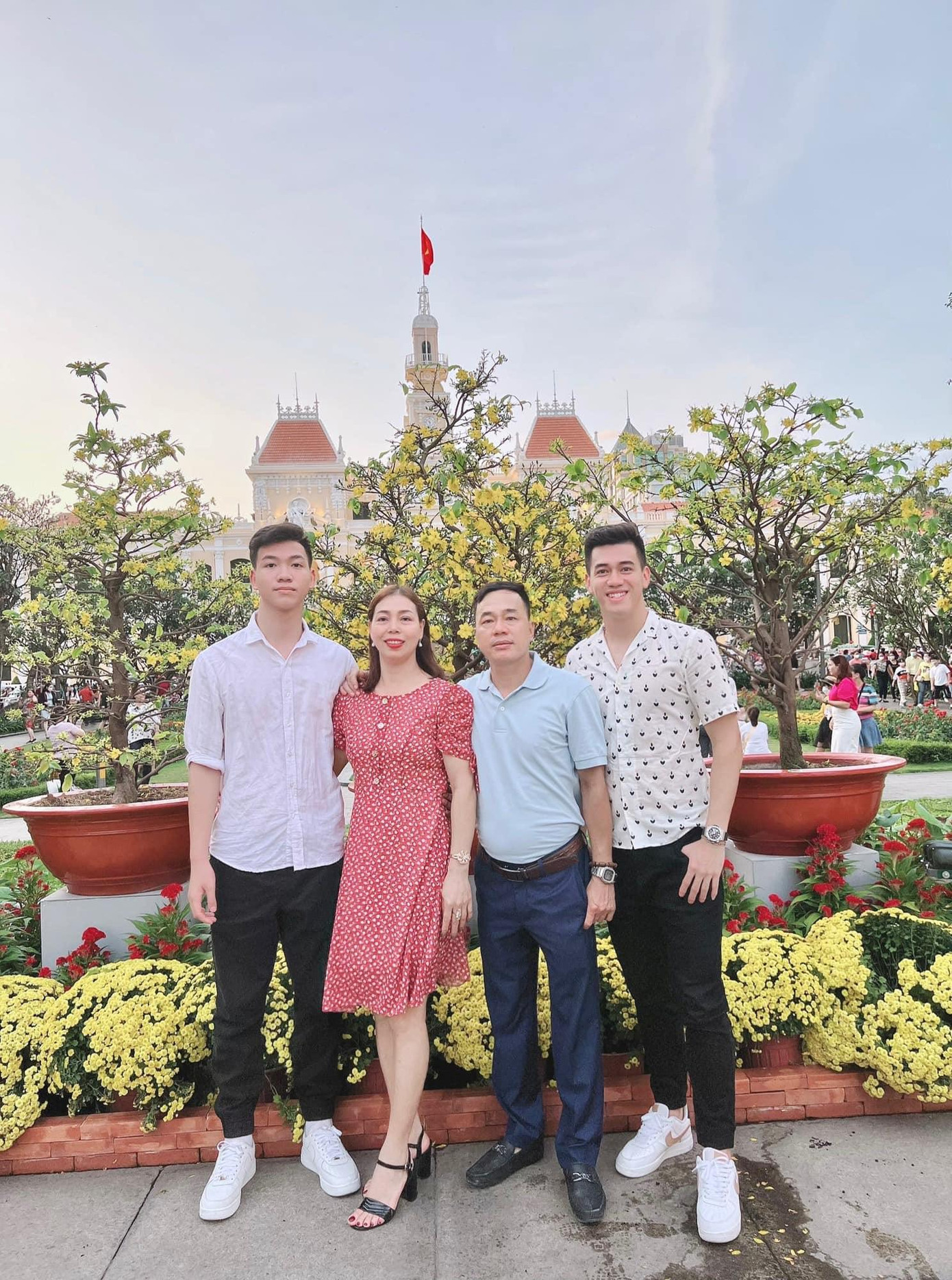 Gia đình 4 người của Tiến Linh.