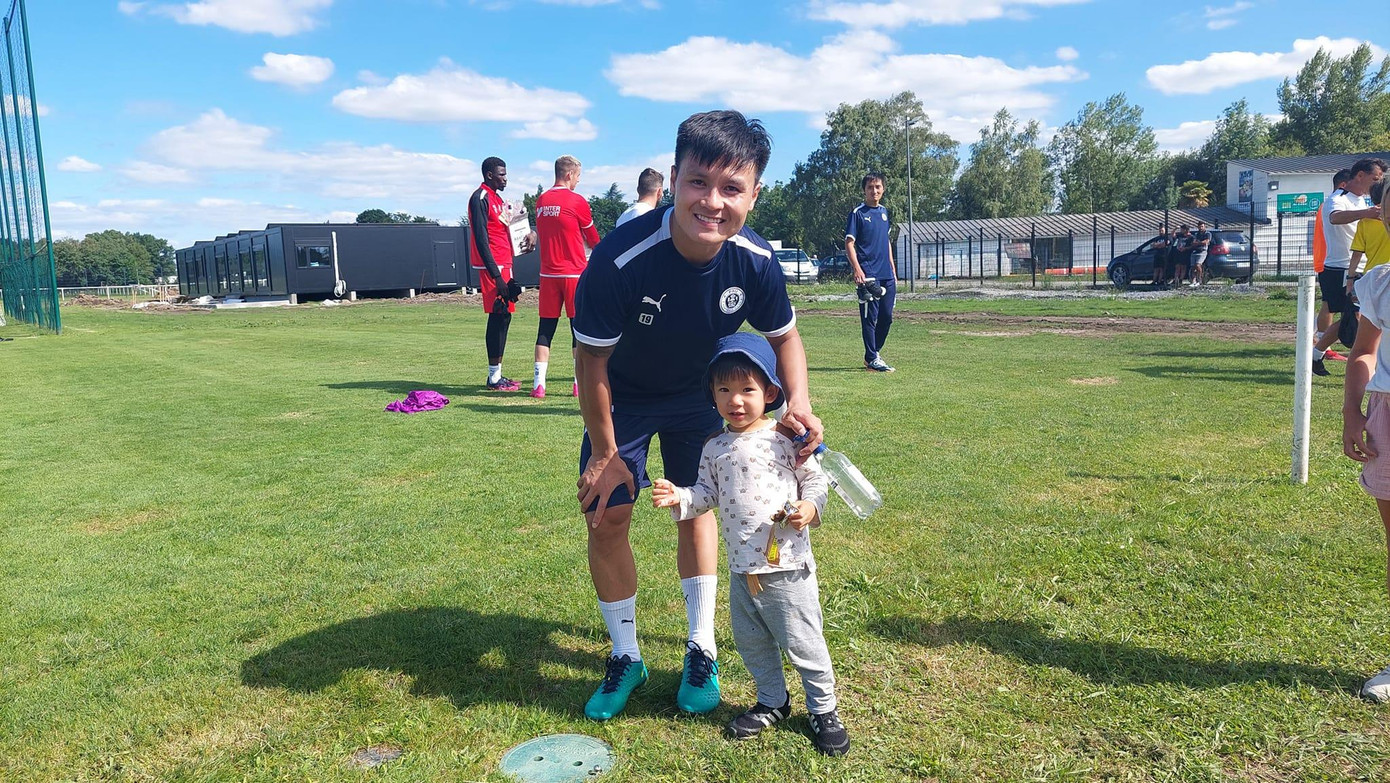 Quang Hải chụp ảnh cùng người hâm mộ Việt Nam - Ảnh: Trang Thu Le Quang Hải chụp ảnh cùng người hâm mộ Việt Nam - Ảnh: Trang Thu Le