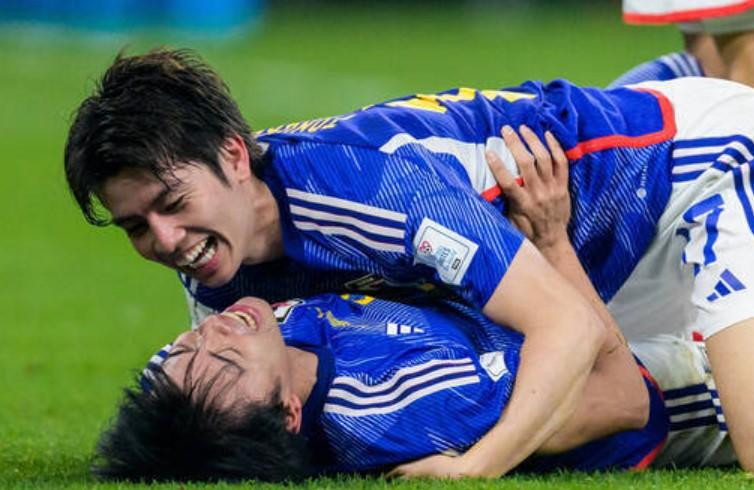 Kaoru Mitoma và Ao Tanaka ăn mừng sau bàn thắng vào lưới Tây Ban Nha.