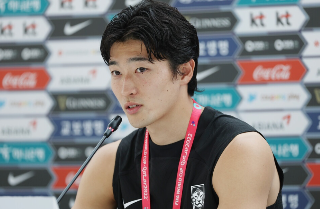 Cho Gue-sung sinh năm 1998, cao 1m89 và có gương mặt lãng tử như diễn viên. Anh hiện đang chơi ở vị trí tiền đạo cho CLB Jeonbuk Hyundai Motor, một trong những đội bóng đang chơi ở K-League.