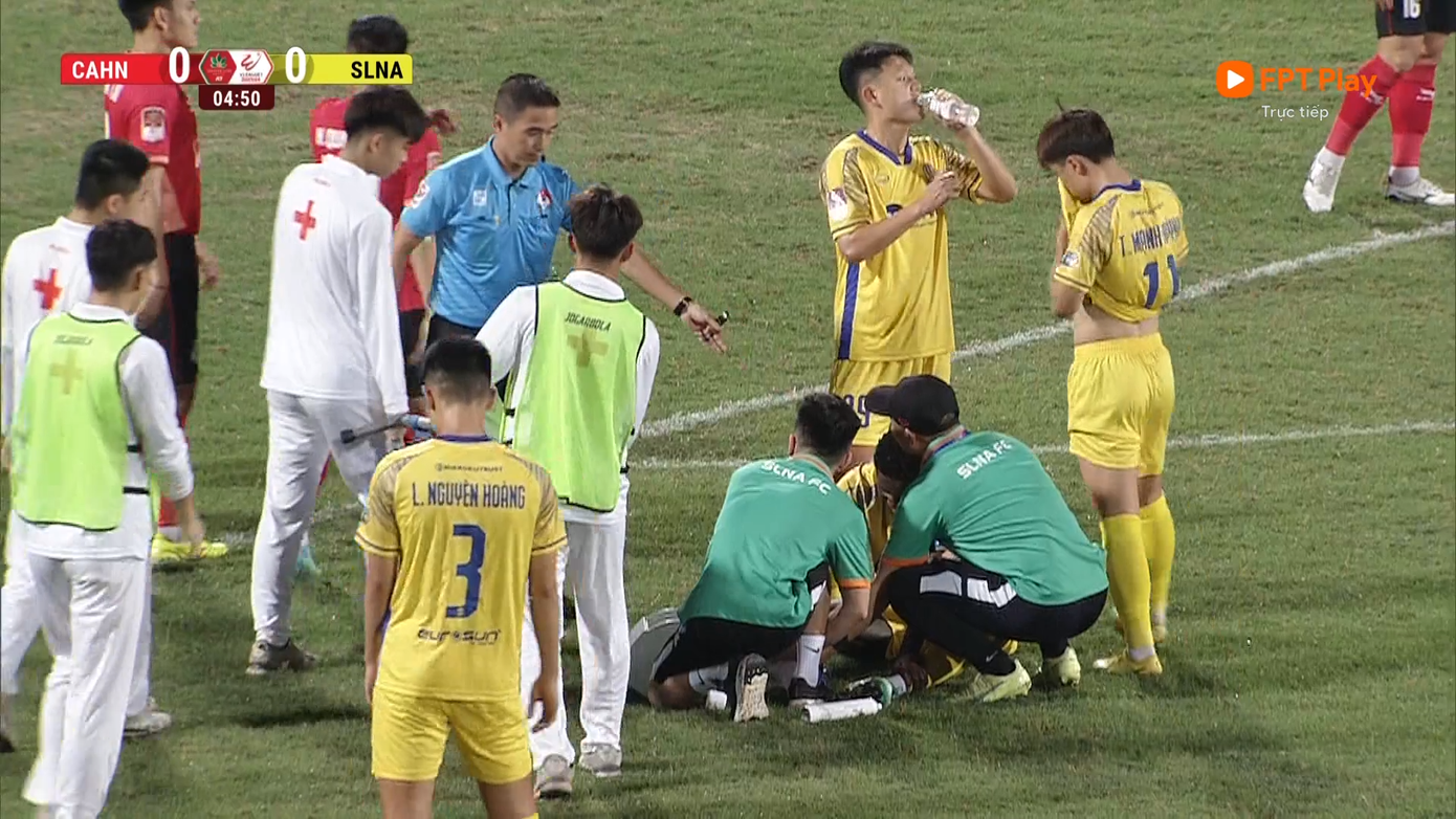 Quang Hải lập siêu phẩm đá phạt, CLB Công an Hà Nội thắng dễ SLNA ảnh 4